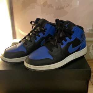 Jordan 1 hyper royale - Säljer min Air Jordan 1 Hyper Royale, skorna är i storlek 39 men skulle säga att dom passar 38 också. Köpta gör 1700kr men säljer för 1000kr. Använda ca 5-10 gånger, DM för fler bilder