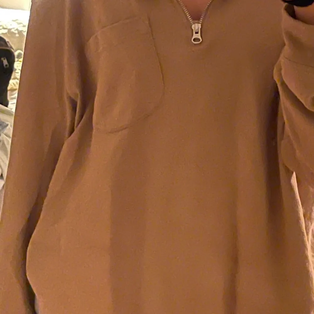 Sjukt snygg beige westshirt med dragkedja! Säljer den då den inte kommer till användning. Den är oversized storlek L💕. Hoodies.