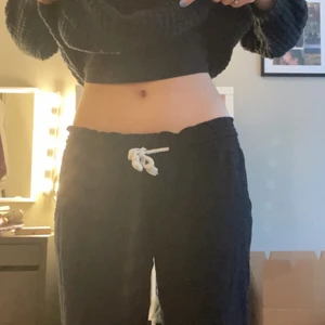 Roxy Linnebyxor  - Jättefina linnebyxor ifrån Roxy i strl M men passar dom som har S (BUDA). Säljer pga att dom va förkorta för mig som är väldigt lång. Köpta ifrån Roxy med priset 549kr, mitt pris 300kr. Knappt använda 