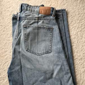 Jeans från Weekday. Populär modell, ace san Fran Blue med vid passform. Strl 28/30. 