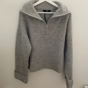 Grå stickad tröja  - Säljer denna populära och helt slutsålda tröja från BIKBOK. Bra skick för endast använd en gång. Jätteskönt material, inte alls stickig. Hör av er vid frågor, frakt står köparen för❤️🚚 KÖP DIREKT FÖR 400 + frakt!