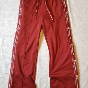 Champion byxor - Röda Champion byxor.