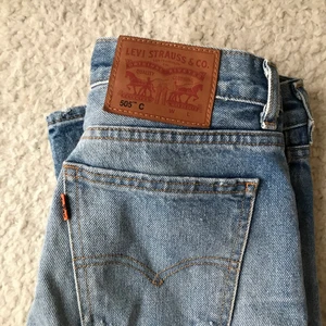 Levis jeans  - Så snygga och coola jeans från Levi’s. Så snygga detaljer!! Strl 26/30. 