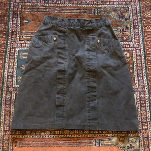 Jeans kjol - Så snygg jeans kjol som tyvärr är alldeles för liten för mig:(( bra kvalitet och så fina fickor!!! Midjan möter rakt över 31cm. Skriv för fler mått!