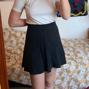 Ribbad kjol - Ribbad svart kjol köpt på bikbok. Sitter väldigt fint. Har resår i midjan. 