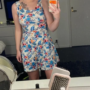 Blommig klänning - Gullig somrig klänning från H&M köpt för flera år sen men inte använd mer än 3 gånger. Storlek 32 men passar mig som är en storlek 36 i vanliga fall. Som sagt i superbra skick och väldig söt och somrig!