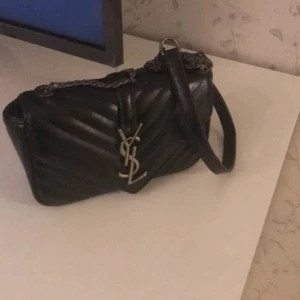 Ysl - Har använt väskan väldigt lite så den har inga skador. Säljer den på grund av att den ej kommer till användning 💎Lånade bilder💎