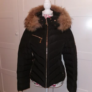 Hollies Jacka äkta päls storlek 38 - En Hollies jacka i toppskick med äkta päls. 