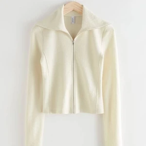 & other stories zip kofta  - Super fin kofta från other stories med zip krage. Använd 3 gånger men det oanvänd ut. St 34. Hör av er vid fler frågor❤️