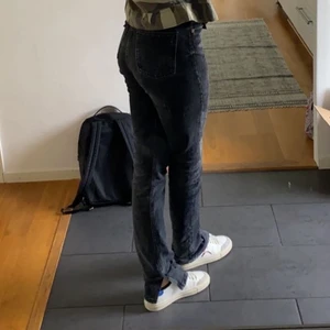 Svarat jeans med slits - Säljer mina svarta zara jeans med slits vid intresse! Skriv privat vad ni hade kunnat tänkta er att betala för dem. Jensen är i storlek 36/38, jag är 174cm och jeansen när ner över mina skor. De är i nyskick och bopriser var 499kr, skulle kunna tänkta mig minst 250kr 💕💕(den sista bilden är inte de jeansen, de är nästan identiska men har slitsen på andra sidan!!)