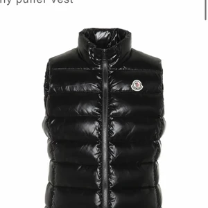 Monclear  - Helt ny oanvänd monclear väst i storlek s. Säljer dne pågrund av att det inte längre är min stil. 