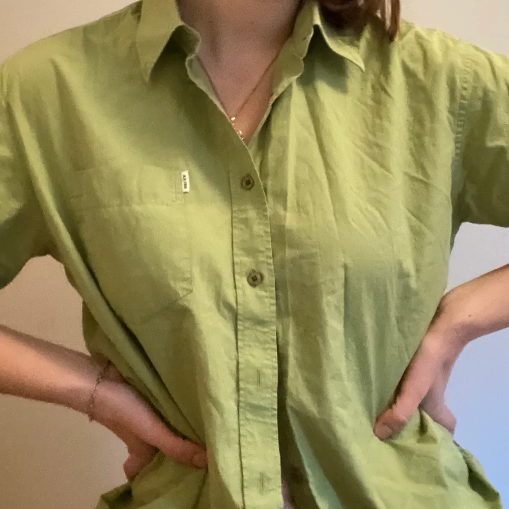 Grön skjorta i storlek M från Melka. Superskön och passar bra under en kofta, väst eller som den är. Toppskick och säljer eftersom jag har en likadan. Bara att höra av sig vid frågor och funderingar!🥰🥰. Skjortor.