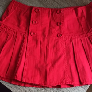 Sisley Y2K minikjol - Äkta Y2K Sisley röd minikjol! Nästan aldrig använd, storlek XS (EU 34/36)