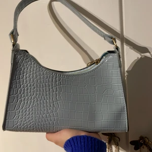 Blå väska från SHEIN  - Fin väska ifrån SHEIN, aldrig andvänt och det är därför jag säljer den🥰köpare står för frakt🥰