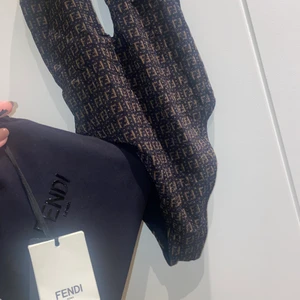 Fendi baddräkt  - Säljer min fina Fendi-baddräkt som är använd 1 gång i 10 minuter. Storlek IT38 så en 36/38a! Kvitto finns :) finns en liten defekt där en söm släppt vid bysten men inget som syns på tyget eller framifrån! Köparen står för frakten 