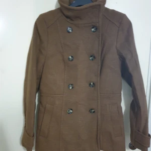 Ett kort jacka - Jätte fint kort jacka, aldrig använt säljes för lite pengar i brun färg. 