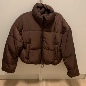 Brun varm jacka från H&M - Storlek M. Ny för säsongen. Använd 1 gång, inte riktigt min stil och har väldigt många andra jackor så den här hänger bara och tar plats. Köparen står för frakten.