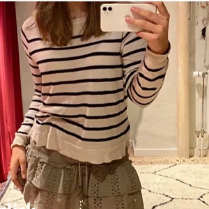 Zara  - Hejj zara tröja väldigt fin en randig jätte fin använt 5-6 gånger kom privat intresse,bättre bilder den är verkligen så fin börjar bara trönat hängt i garderob för länge ha en fin dag💓(lånad bild)