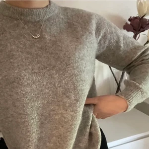 Stickad tröja - Grå stickad tröja från H&M i storlek XS.