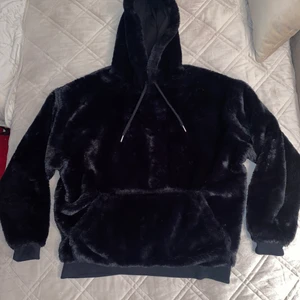 Päls hoodie  - Säljer nu en as mysig päls hoodie som jag köpte förra vintern faktiskt den har blivit lite liten på mig och därav väljer jag att sälja den, Den är i storlek M men jag skulle luta den mer mot S om jag fick välja 