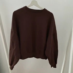 Brun tröja - Brun tjocktröja från Nelly! Använd fåtal gånger. Skriv för bilder på! Inga slitningar. Inköpspris 399kr