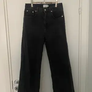 Säljer dessa jeans från AFJs kollektion med NA-KD. Jeansen är i bra skick och kan inte hitta någon slitning förutom på knappen (se bild 3). Har älskat dessa jeansen men insett att de är lite för korta för mig☺️ inköpta för 599