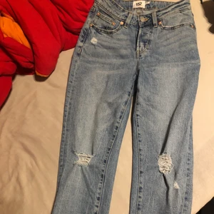 Momjeans - Bara använt några gånger inga skador, super fina. Om man vill ha mer bilder är det bara komma privat.