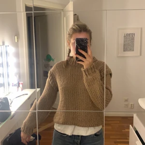 Brun stickad tröja - Brun stickad tröja från NAKD som jag aldrig använder längre, den är jättefin och jätteskön!!💕💕 