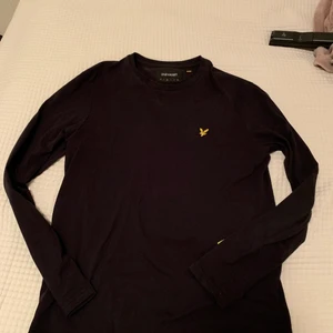 Långärmad tröja lyle&scott - En jättesnygg långärmad tröja som inte sitter för tajt och är bra längd. Kan inte ha den längre då den är för liten på mig och heller inte hunnit använda så många gånger.