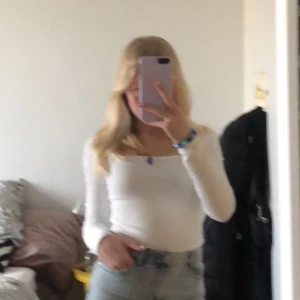 Vit tröja - Vit tröja från Gina med långa armar. I ny skick 