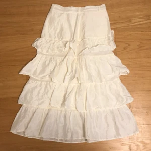 Lång kjol - Jättefin långkjol från Other stories. Köpt för ca 1000kr. Den kommer inte till användning och vill ha en snabb affär därav priset