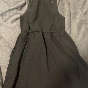 Svart barnklänning.  - Använd någon gång bara. Väldigt bra skick. Storlek 140. Frakt ingår i priset. Möter inte upp. 