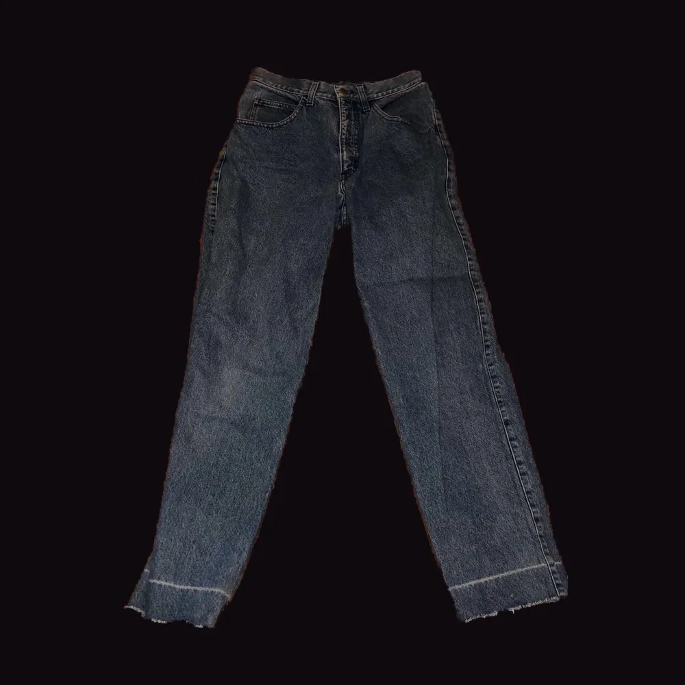 Strlk 28/32, bra skick. Köpta på humana för 250 kr säljer då de var aningen för stora för mig. . Jeans & Byxor.