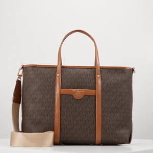 Michael Kors Hand Bag - This bag is absolutely beautiful. We only wished it was bigger, as we purchased it for the purpose of traveling. Comes with a beautiful beige sling as seen in the first picture, and in a white MK dust bag! Originally bought for 2 445 kr. 