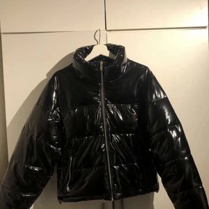 Ginatricot - säljer denna jacka som är i väldigt bra skick från Ginatricot. Säljer pågrund av att den inte kommer till användning så mycket längre. Priset kan diskuteras vid snabb affär💕