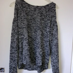 OffShoulder tröja - Grå OffShoulder-tröja i storlek 134/140👌🏽