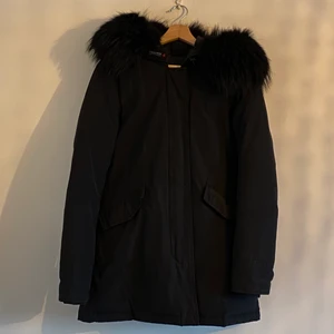 Woolrich jacka - Woolrich jacka i storlek S. Figursydd. Sparsamt använd, bra skick. Ingår 2 st pälsar. Pris kan diskuteras! 