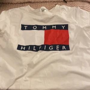  kopia Tommy Hilfger  - En kopia av Tommy Hilfiger den är i bra skick storlek L säljer den  för 50 +frakt ❤️den är bra material 
