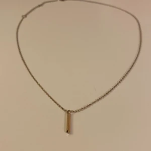 Necklace - Simpelt guldhalsband som passar fint till allt !! 