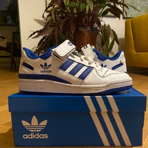 Adidas forum 1 low  - Jag säljer mina jättefina adidas skor som jag köpte i slutet av augusti , dem är nästan i nyskick. Säljer pga dem kommer inte till andvändning längre. Pris kan diskuteras.skriv privat för mer bilder. Frakt ingår ej.💞 högst bud på 950kr!