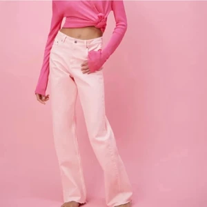 Zara jeans  - Ett par jättefina rosa jeans från zara som är slutsålda överallt. Jag är ca 170 och har storlek 36. Aldrig använda men prislapp borttagen.