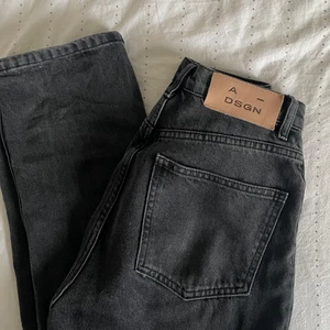 Adsgn jeans  - Gråsvarta jeans från adsgn. Använda en gång så dom är som nya. Tyvärr kommer dom inte till användning så där av säljer jag dom💗 stora i storleken så passar mer en XS/S.