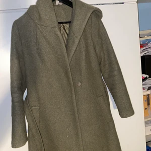 Storlek 36 - Jag säljer min jacka som Jag har köpt den två år sedan men användat bara 2 gånger för att den passar inte mig riktigt  känns lite för lång för mig.                   Nypris 699kr