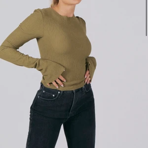 A-dsgn long sleeve  - Långärmad tröja från A-DSGN i färg ”olive green”. Använd och tvättad en gång, insåg att den va lite för liten för mig. Tröjan är precis som ny, dock lite skrynklig på bilden :) skriv gärna om ni undrar något 💘 Nypris 499 kr