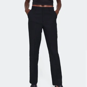 Kostymbyxor bibok - Säljer dessa kostymbyxor Från Bikbok endast använt 1 gång lite för stora för mig, (ny pris låg på 400kr) 🤍