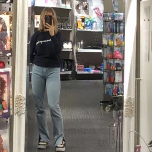 Jeans från Bikbok - Snygga och bekväma Jeans från bikbok med slits. Storlek 25 och perfekta i längden för er som är mellan 165-172. Har lite ”slitningar” vid fickorna som detalj, även längst ner på byxorna🥰Säljer då de tyvärr blivit lite tajta på mig:(. Köptes för 599kr