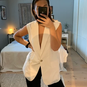 Oversized väst - Skitsnygg oversized väst från H&M, endast testad, lappen sitter kvar. Skitsnygg under en kavaj/kappa, eller vara som den är! Storlek M, men passar även XS, S och L, beroende på vilken passform man vill åt. För referens så har jag vanligtvis XS/S i överdelar. 😎🤜🏼🤜🏼🤜🏼 (steamar den innan jag postar)
