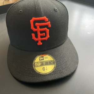 New era keps - Säljer min new era keps pågrund av fel storlek. Den har används 1-2 gånger max. Den är storlek 54,9. Priset kan diskuteras vid snabb affär och den kan även fraktas men köparen står för frakten