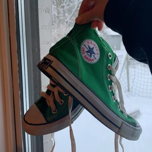 U.S WAN’S - Converse liknande skor. Strl 40. Färgen är i en skitsnygg grön. De är jättefina, men tyvärr har jag försmå fötter:(