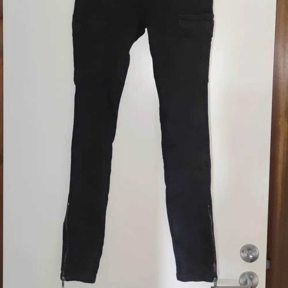 Helt nya jeans från Drdenim säljes då jag köpte dem som motivation till att gå ner i vikt men har insett att jag aldrig kommer att komma i dem. Nypris 499kr. Säljer dem för 300kr+ frakt. Kan även skickas spårbart men då står du för den extra fraktkostnaden. Strl M men jag skulle nog mer säga xs-s. Jeans & Byxor.